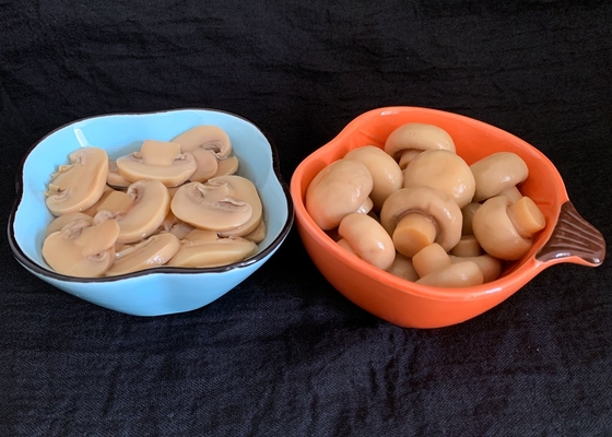 소금에 절인 통조림이 든 전체 버섯